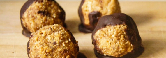 Almond Date & Chocolate Energy Balls Almond Date & Chocolate Energy Balls