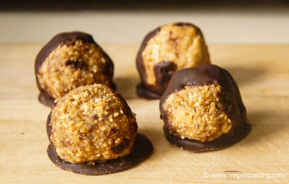 Almond Date & Chocolate Energy Balls